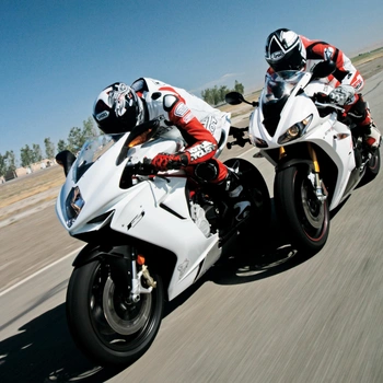 Image of two motorcycle racers on track performing quickshifting