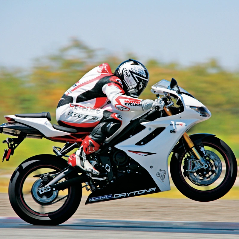 Image of rider with sports riding body posture racing on a motorcycle